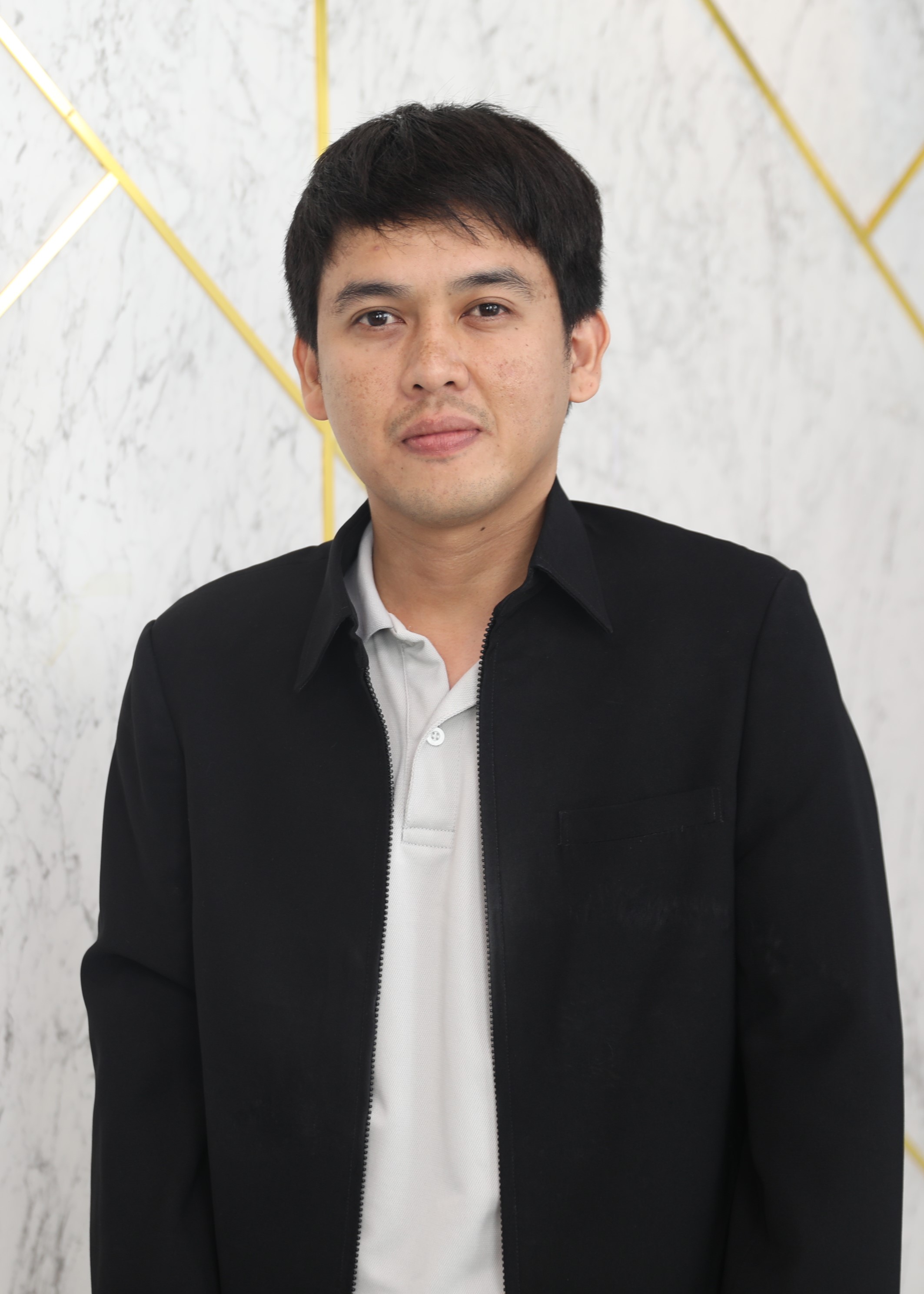 นายวุฒิศักดิ์ เหล็กคำ